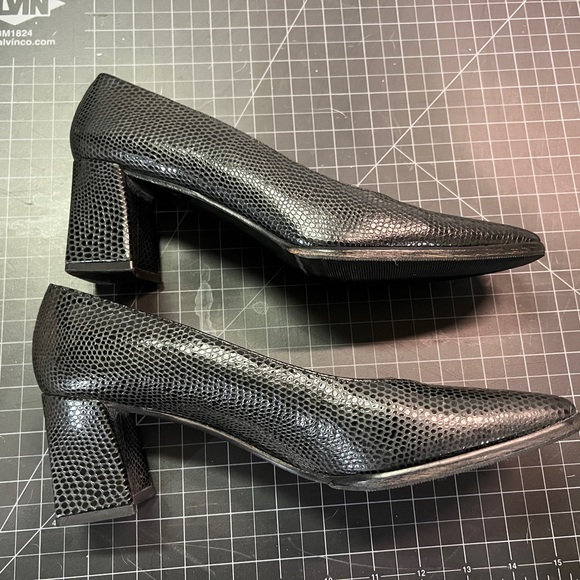 EUC Stuart Weitzman leather block heel pumps - Picture 5 of 7